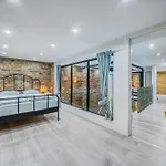 Center Loft Haven: Modern Elegance *