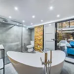 Center Loft Haven: Modern Elegance Apartman