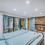 Apartman Center Loft Haven: Modern Elegance *