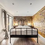 Apartman Center Loft Haven: Modern Elegance