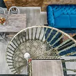 Center Loft Haven: Modern Elegance Apartman *