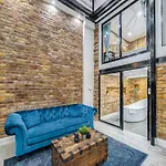 Center Loft Haven: Modern Elegance Apartman