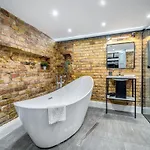 Center Loft Haven: Modern Elegance Apartman *