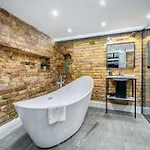 Center Loft Haven: Modern Elegance *