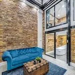 Center Loft Haven: Modern Elegance