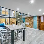 Center Loft Haven: Modern Elegance Apartman *
