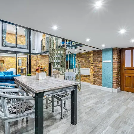 Center Loft Haven: Modern Elegance شقة بودابست