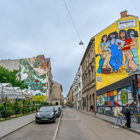 Center Loft Haven: Modern Elegance Daire *