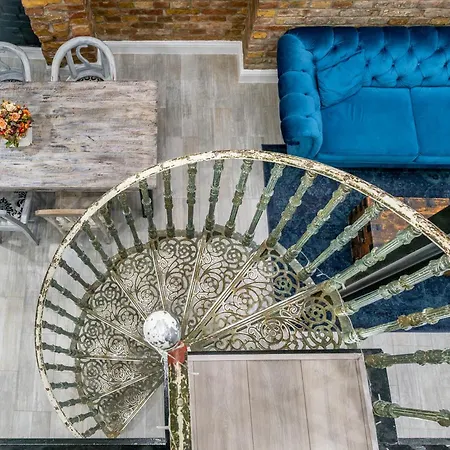 Center Loft Haven: Modern Elegance Daire *