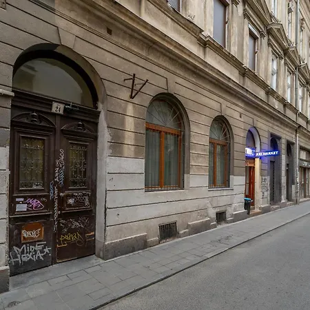 Center Loft Haven: Modern Elegance