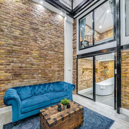 Center Loft Haven: Modern Elegance Appartamento