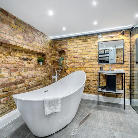 Center Loft Haven: Modern Elegance Daire *