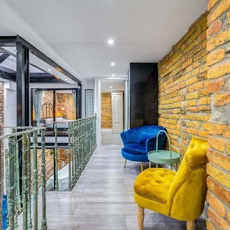 Center Loft Haven: Modern Elegance