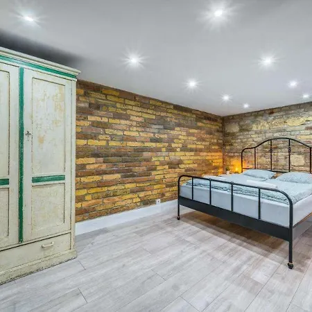 Center Loft Haven: Modern Elegance Daire