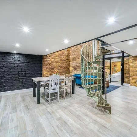 Center Loft Haven: Modern Elegance Daire Budapeşte