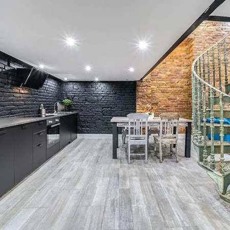 Center Loft Haven: Modern Elegance