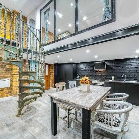 Center Loft Haven: Modern Elegance Daire *