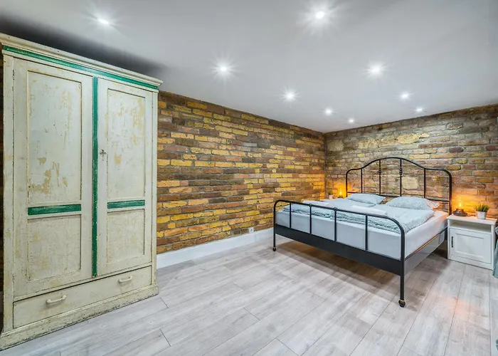 Center Loft Haven: Modern Elegance Apartament *