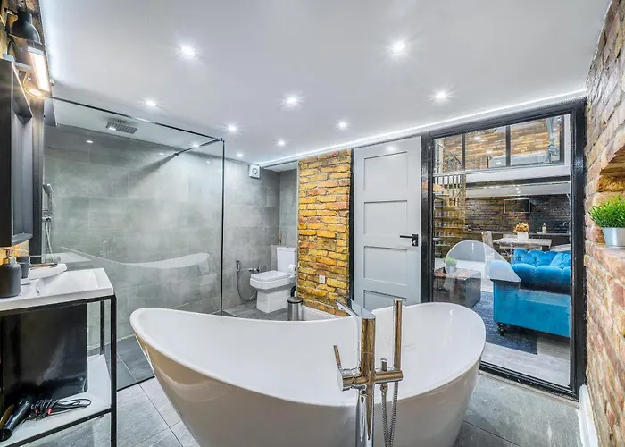 Center Loft Haven: Modern Elegance Daire