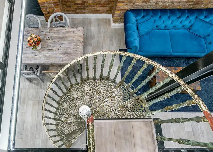 Center Loft Haven: Modern Elegance Daire *