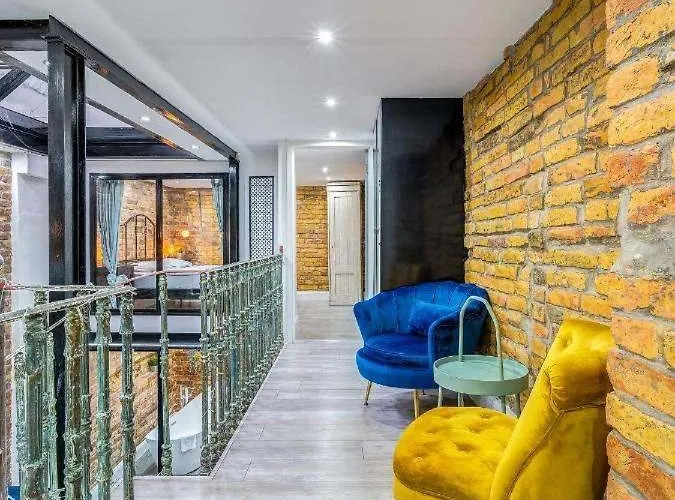 Center Loft Haven: Modern Elegance