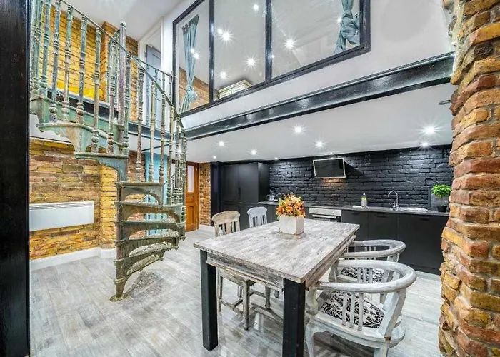 Center Loft Haven: Modern Elegance Daire *