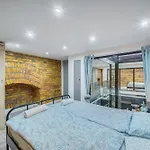 Center Loft Haven: Modern Elegance 부다페스트