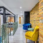 Center Loft Haven: Modern Elegance