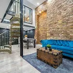 Center Loft Haven: Modern Elegance