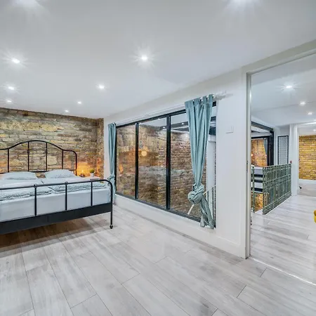 Center Loft Haven: Modern Elegance *