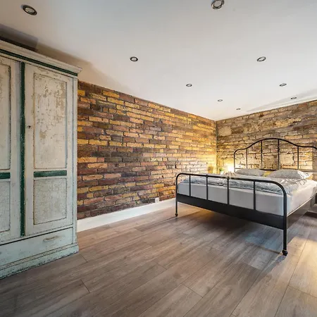 Center Loft Haven: Modern Elegance *