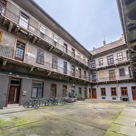 Center Loft Haven: Modern Elegance