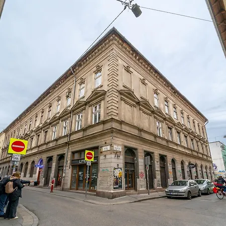 Center Loft Haven: Modern Elegance